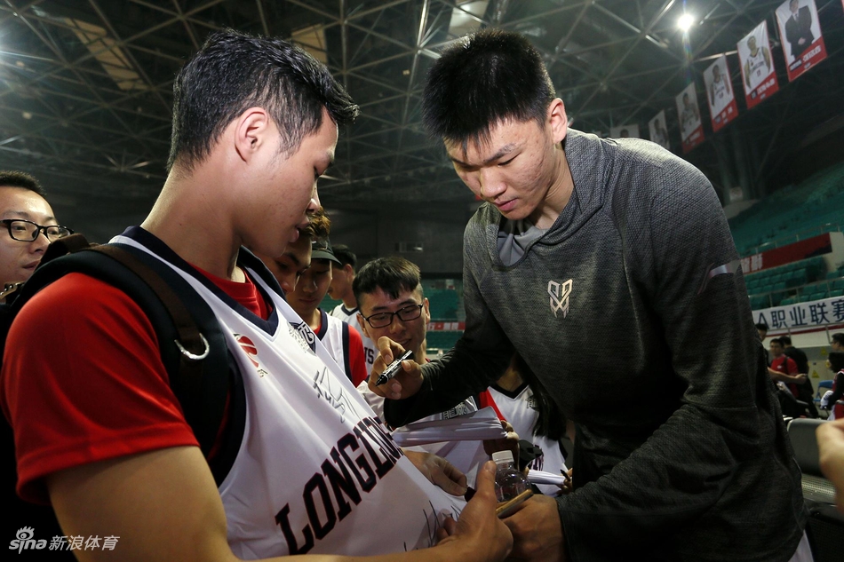 关于福建男篮训练开放日;赛后火线驰援引观众欢呼;全明星赛在即;更衣室氛围转暖的信息 关于福建男篮训练开放日;赛后火线驰援引观众欢呼;全明星赛在即;更衣室氛围转暖的信息