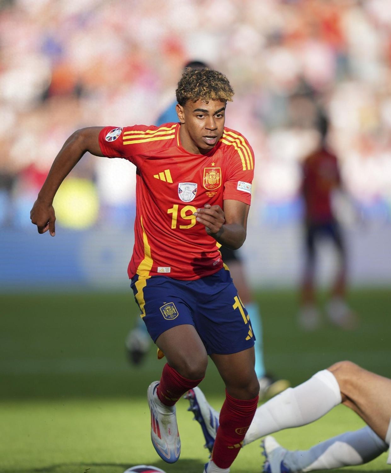 爱游戏体育-莱万多夫斯基在巴黎圣日耳曼比赛中赛况扑朔迷离，赛事规则更新引发热议！的简单介绍